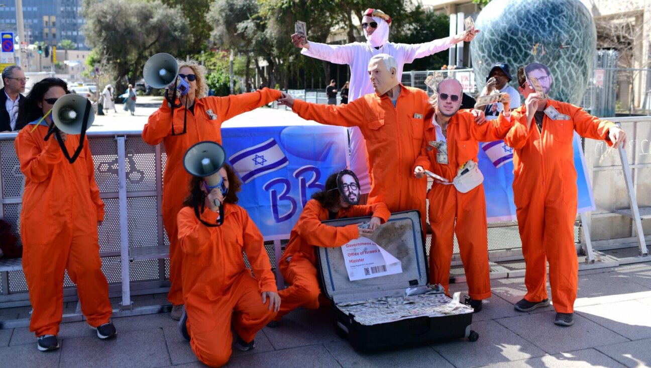 Israeli protest against Israeli Prime Minister Benjamin Netanyahu outside the district court in Tel Aviv, March 24, 2025. (Tomer Neuberg/Flash90)