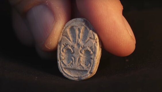 די קמיע, וואָס דאָס מיידעלע, זיו ניצן, האָט געפֿונען איז אין דער פֿאָרעם פֿון אַ מיסט-זשוק 