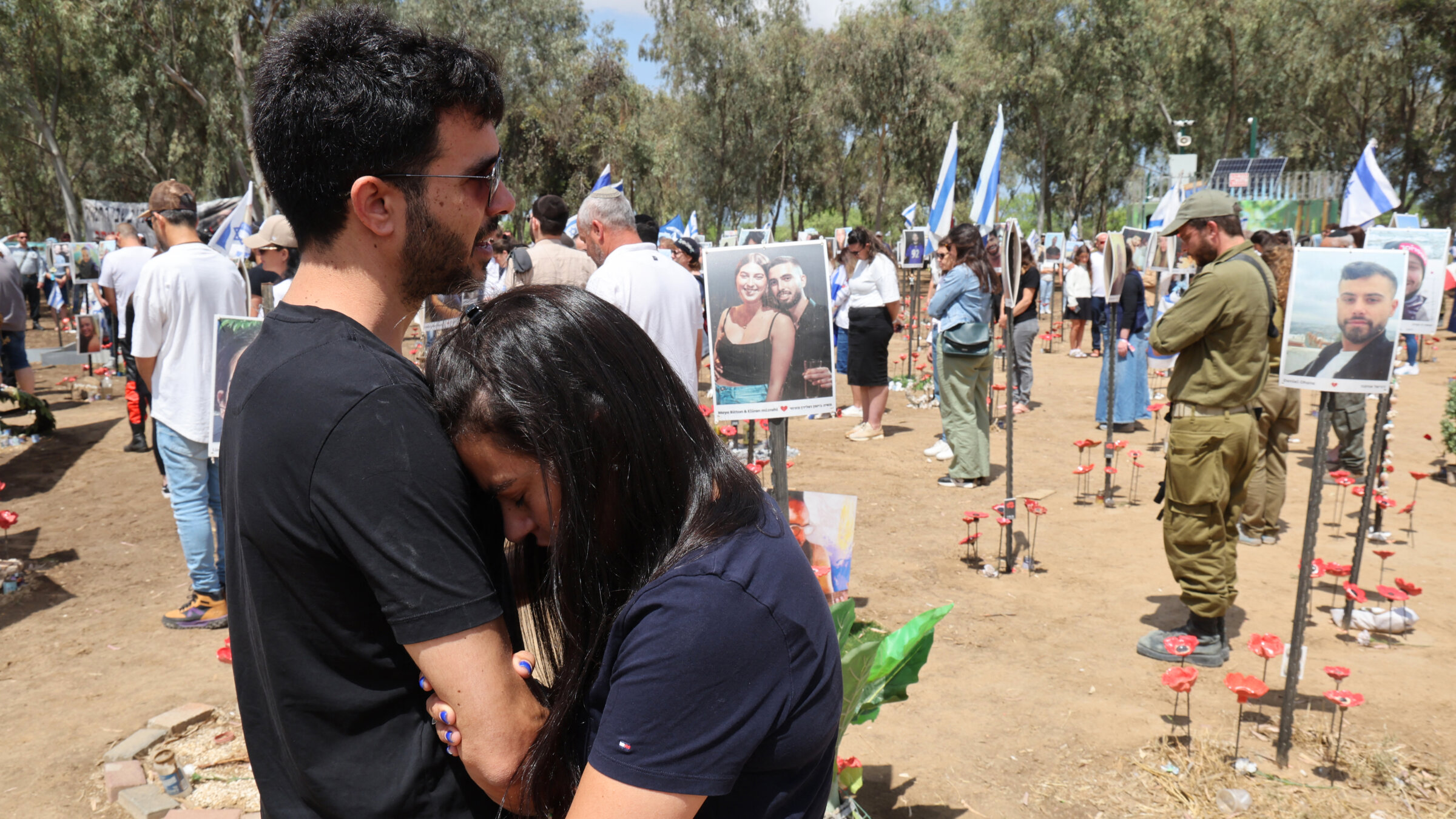 ישׂראלים בײַ אַ רגע פֿון שטילשווײַגן יום־הזכּרון, דעם 29סטן אַפּריל 2025, לעבן אָרט פֿונעם „נאָוואַ מוזיק־פֿעסטיוואַל“, וווּ אַ סך צוקוקער זענען דעם 7טן אָקטאָבער 2023 דערהרגעט געוואָרן 
